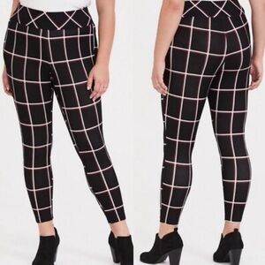 Torrid ‘Slim Fit Pixie Ponte Pull-On Pant’ in Black, White & Red Plaid Size 1X